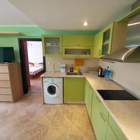 Апартамент Lovely Nest With Glass Veranda Златни пясъци