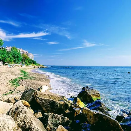 Апартамент Lovely Nest With Glass Veranda Златни пясъци